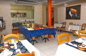 Free daily buffet breakfast - Pousada Águas do Forte (Cabo Frio)
