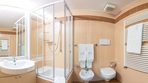 A bathroom with a glass-enclosed shower, a sink, a bidet, and a toilet. - Piazzi House (Sondrio)
