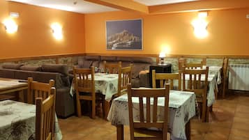 Petit déjeuner buffet (7 EUR par personne)