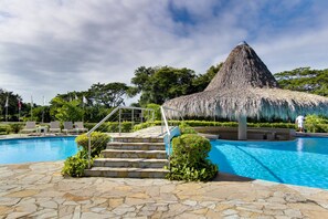 Una piscina al aire libre, tumbonas