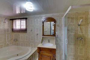 Apartamento estándar, 2 habitaciones, vistas al patio, en la zona del patio | Baño | Bañera y ducha independientes y bañera de hidromasaje