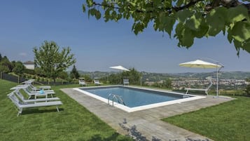 Kolam renang outdoor musiman