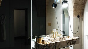 A modern bathroom with a marble sink, a large mirror, and pendant lights. - Palazzo De Noha (Lecce)