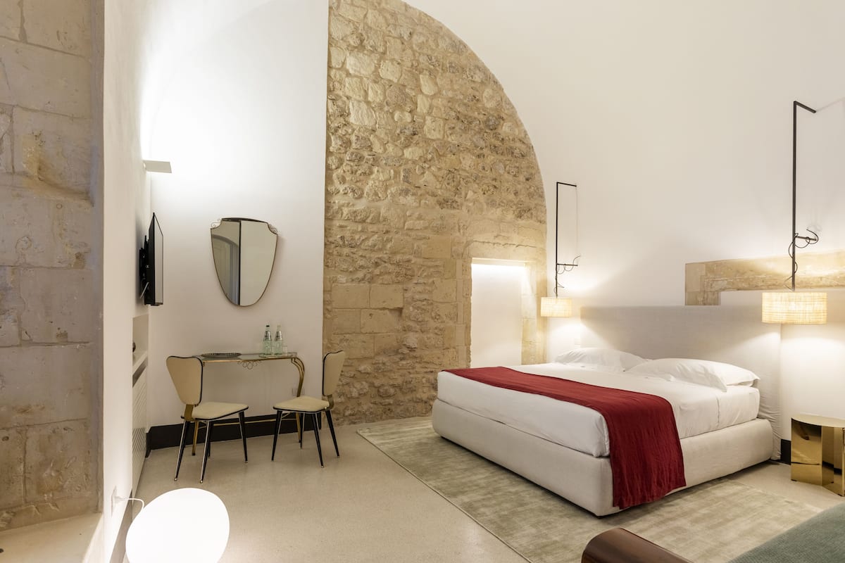 Habitación Deluxe, 1 cama King size, en edificio contiguo | 1 habitación, sábanas de algodón egipcio y ropa de cama de alta calidad