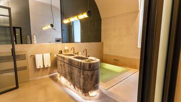 Studio Suite, 1 King Bed, Annex Building | Bathroom | Designer toiletries, hair dryer, bathrobes, slippers