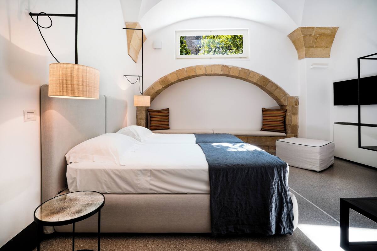 Deluxe kamer, toegankelijk voor mindervaliden | 1 slaapkamer, lakens van Egyptisch katoen, luxe beddengoed, een minibar