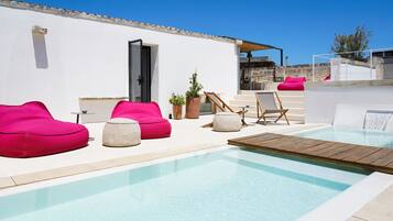 Piscina all'aperto, lettini