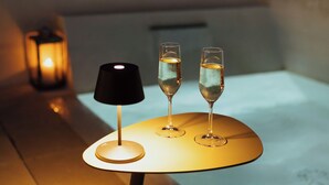 A table with two glasses of champagne and a lamp on a balcony. - Palazzo De Noha (Lecce)