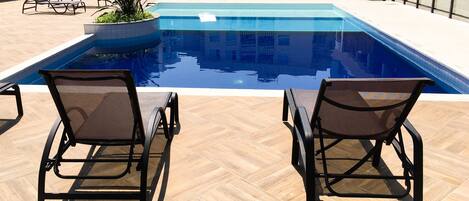 2 outdoor pools