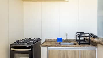 Refrigerador, horno, parrilla de estufa y utensilios de cocina