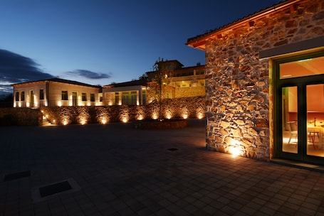 Fachada de la propiedad por la tarde o noche