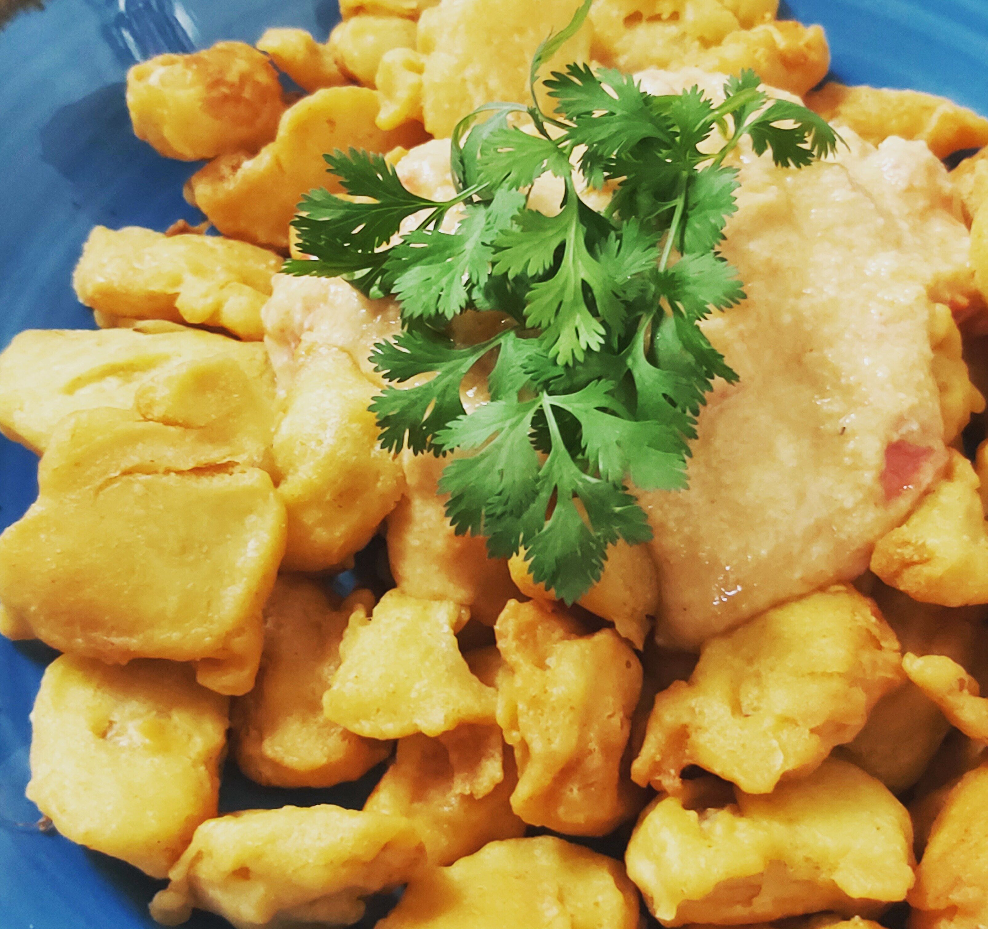 Um prato de comida com um raminho de salsa.