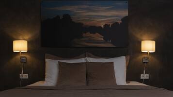 Suite, Jetted Tub | Premium bedding, desk, soundproofing, iron/ironing board