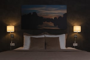 Suite, Jetted Tub | Premium bedding, desk, soundproofing, iron/ironing board