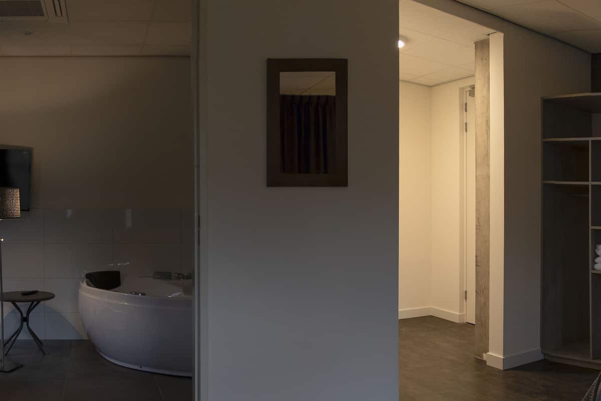 Suite, Jetted Tub
