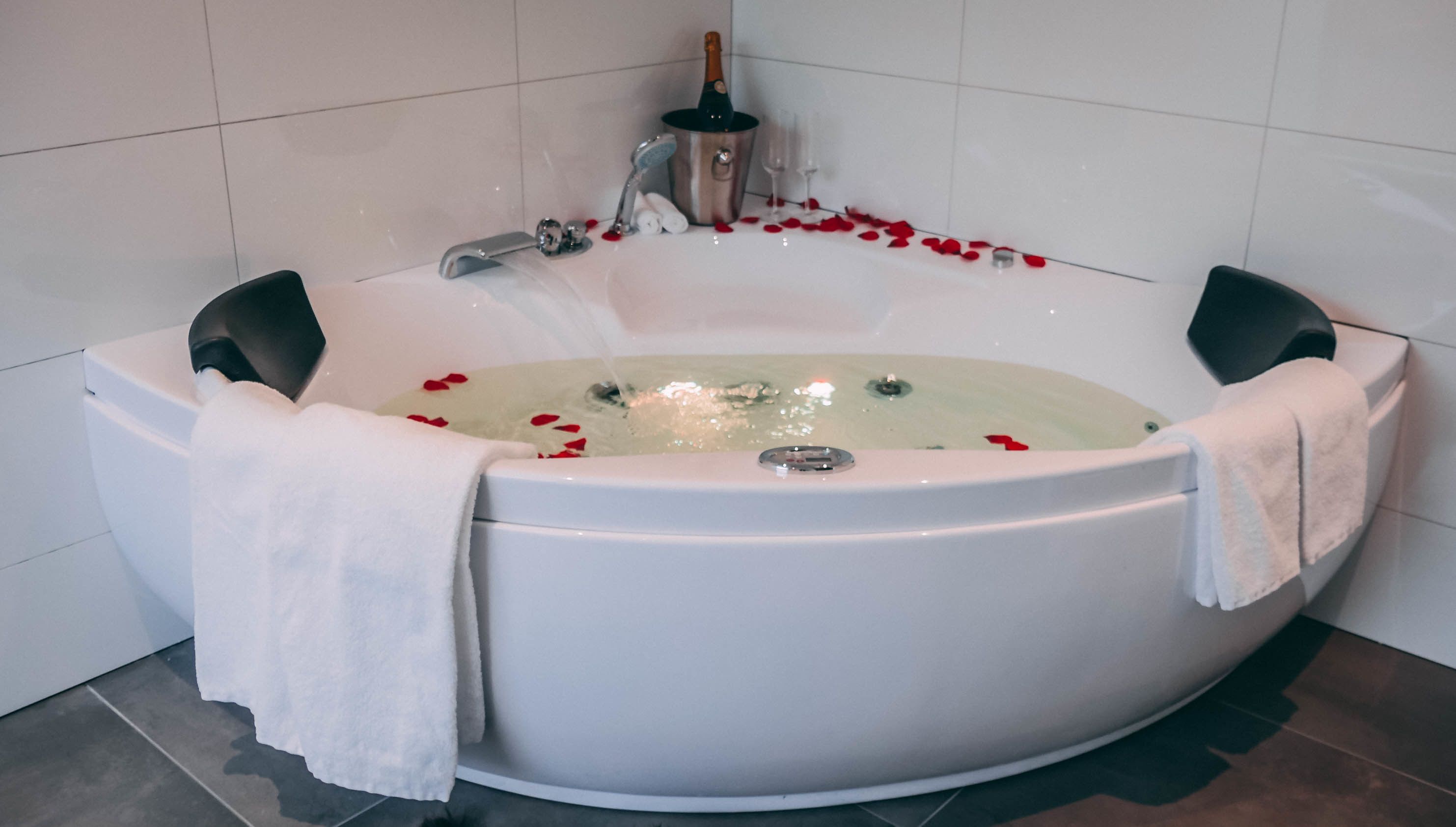 suite, jetted tub | jetted bathtub