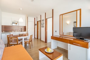 Apartamento, 1 quarto, sacada | Área de estar | TV de tela plana 28 polegadas com canais a cabo, TV