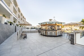 Poolside bar