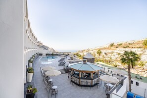 Outdoor pool, pool umbrellas, sun loungers
