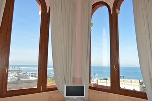 Suite, 2 habitaciones, Terraza, vista al mar | Servicios de la habitación