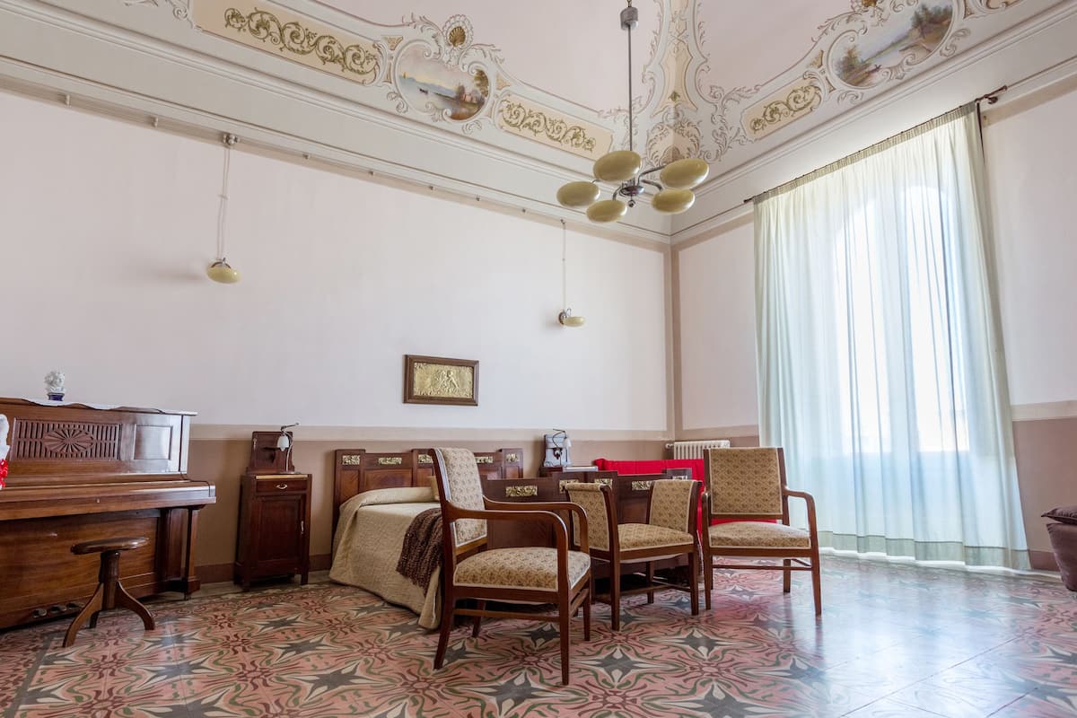Suite, balcón, vistas al mar | Ropa de cama de alta calidad, minibar, caja fuerte y escritorio
