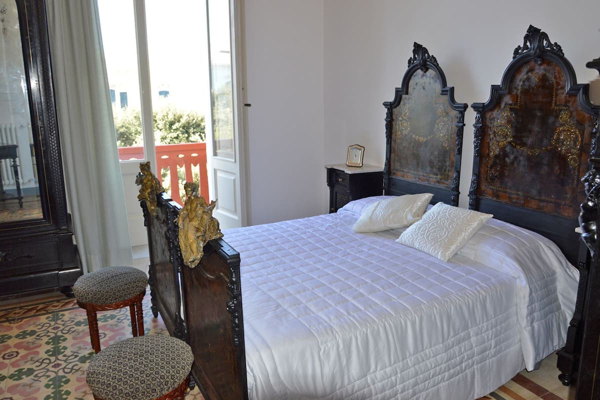 Habitación doble, balcón, vistas al mar | Ropa de cama de alta calidad, minibar, caja fuerte y escritorio