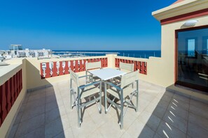 Suite, 2 Schlafzimmer, Terrasse, Meerblick | Balkon