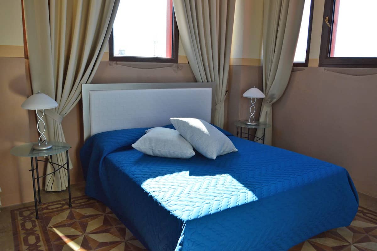 Suite, 2 habitaciones, terraza, vistas al mar | Ropa de cama de alta calidad, minibar, caja fuerte y escritorio