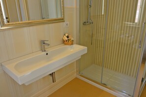 Suite, patio | Baño | Ducha, artículos de higiene personal gratuitos y secador de pelo