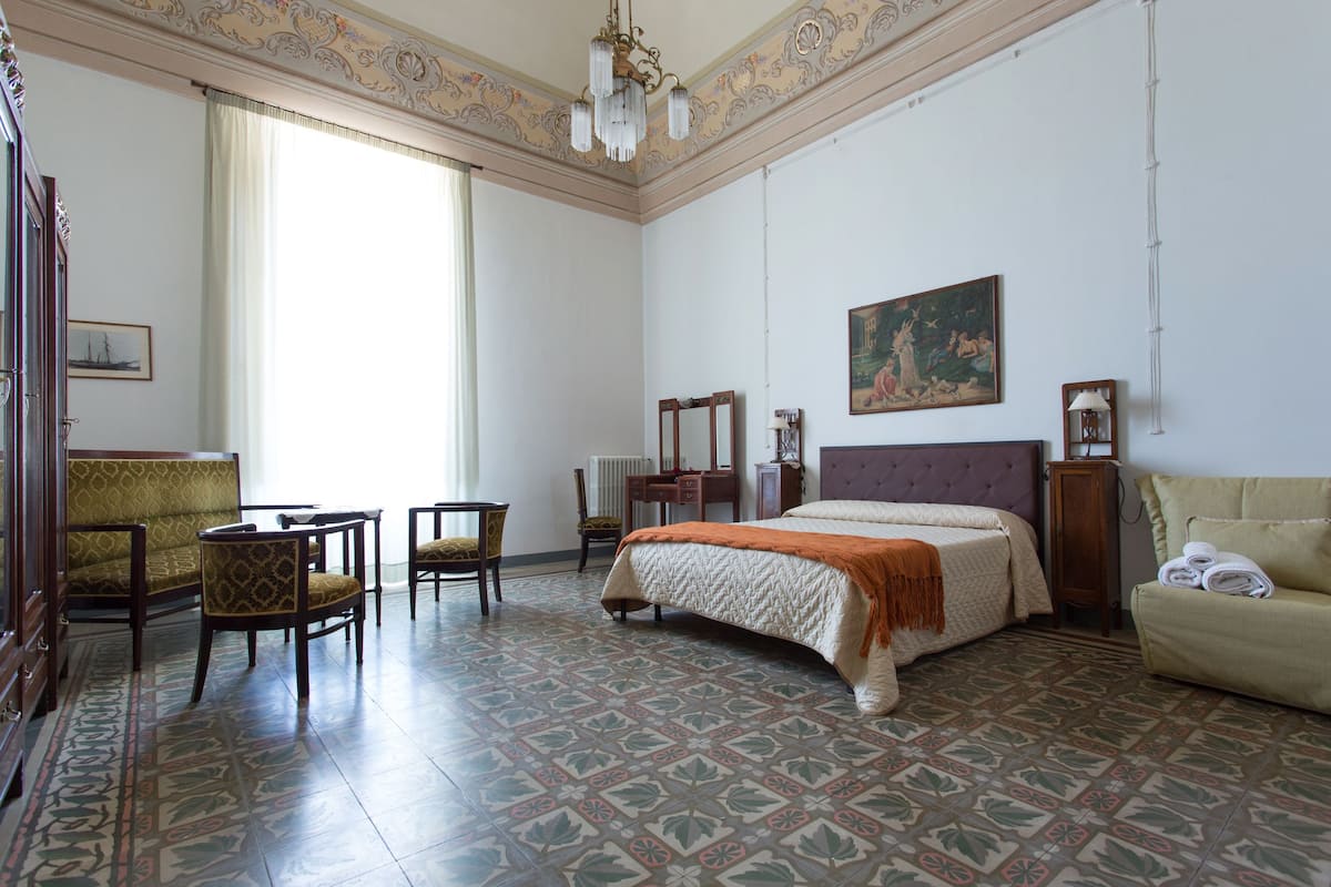 Suite familiar, balcón, vistas al mar | Ropa de cama de alta calidad, minibar, caja fuerte y escritorio