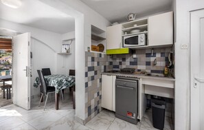 Frigorífic, microones, placa de cuina i rentaplats 