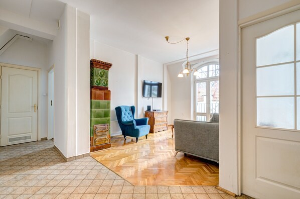 Apartamento, 2 habitaciones, balcón (6 people) | Sala de estar | Televisión de pantalla plana de 43 pulgadas con canales por cable
