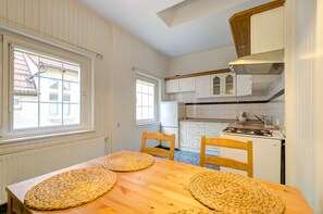 Apartamento, 2 habitaciones, balcón (6 people) | Servicio de comidas en la habitación