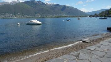 Beach nearby, sun-loungers, beach towels