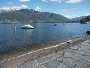 靠近海滩、沙滩椅、沙滩毛巾
