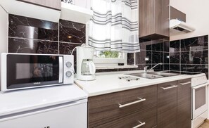 Refrigerador, microondas, parrilla de estufa y cafetera y tetera 
