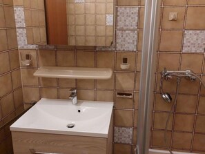 Dusche, Haartrockner, Handtücher