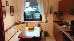 Kühlschrank, Mikrowelle, Ofen, Geschirrspüler