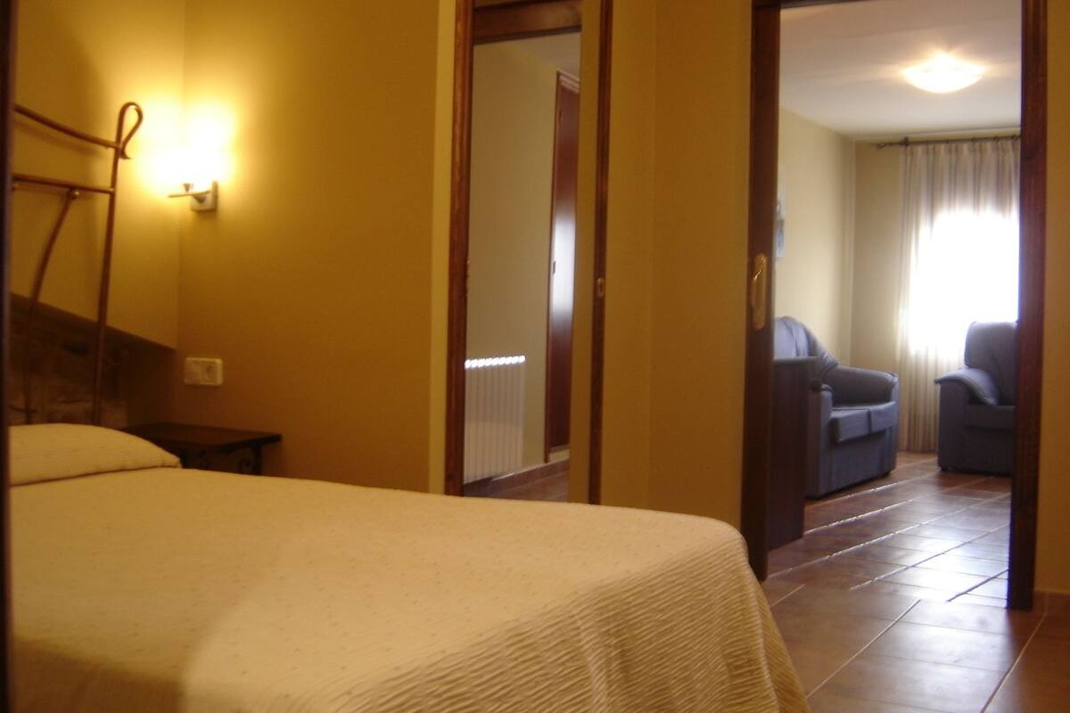 Ein Hotelzimmer mit einem Bett, einem Sessel und einer Couch.
