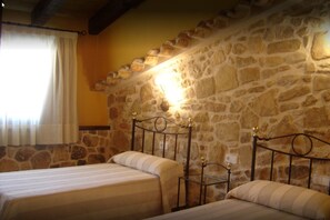 Double Room, Multiple Beds, Balcony (La Coma) - Hostal Casa Laure y Ma José (Arens de Lledo)