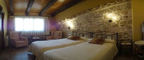 Double Room, 2 Single Beds (Les Planes) | Desk, blackout curtains, cots/infant beds, free WiFi