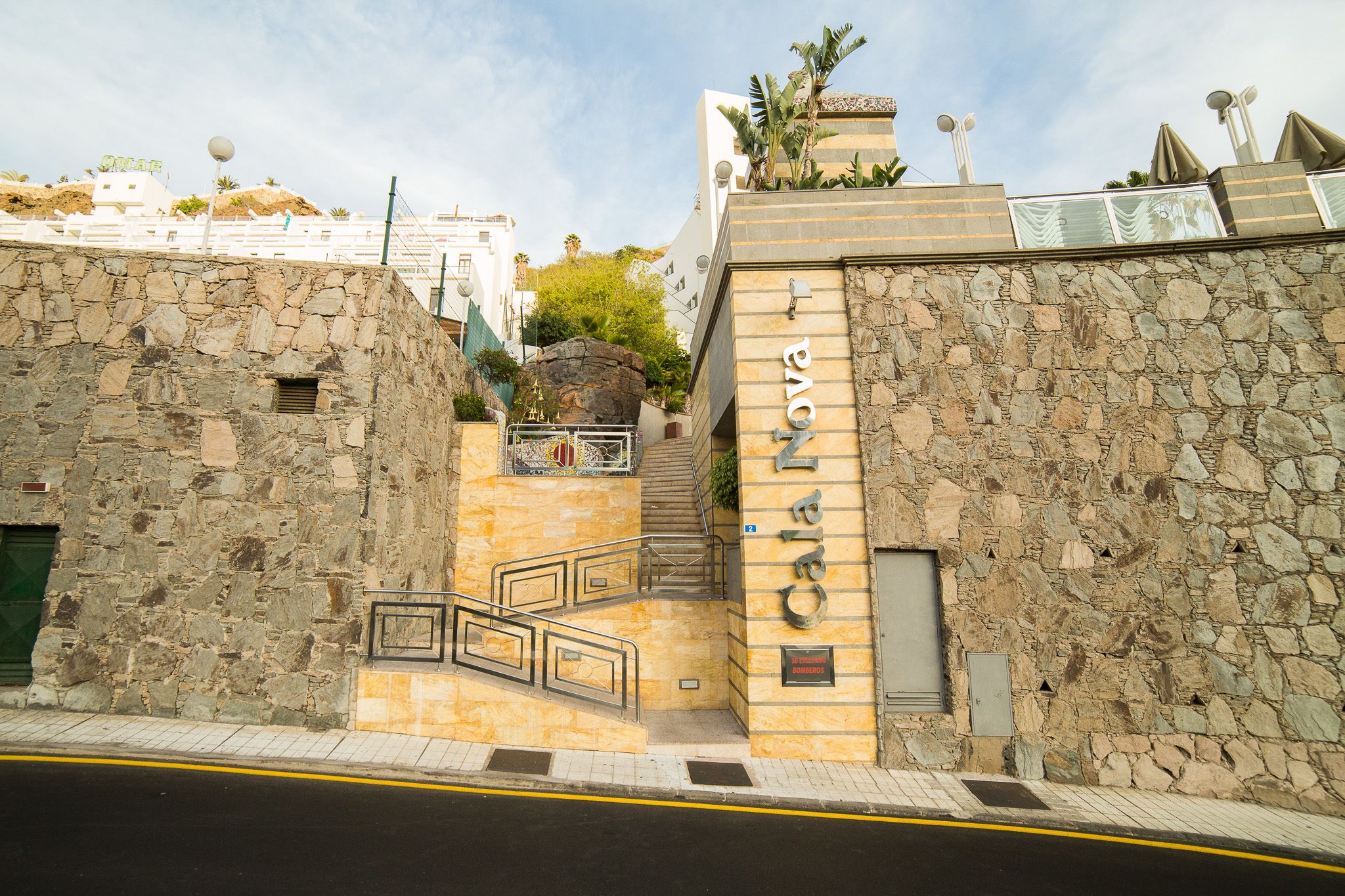 Un bâtiment en pierre avec un escalier menant à une porte portant l’inscription « Calama ».