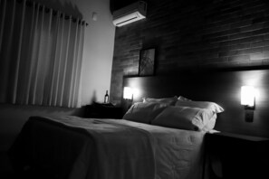 Peralatan tempat tidur premium, bar mini, peti besi dalam bilik, meja 