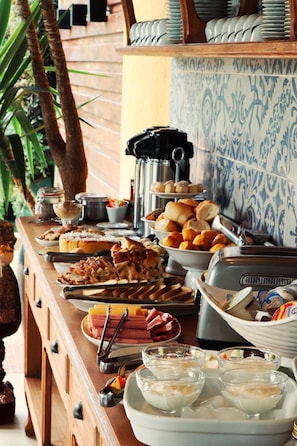 Free daily buffet breakfast  - Pousada Santa Thereza (Serra Negra)