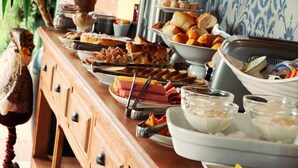 朝食 (ビュッフェ)、毎日提供 (無料)