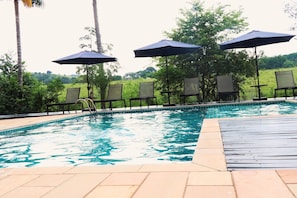 Kolam renang terbuka, dibuka dari pukul 8:00 hingga 20:00, payung kolam 