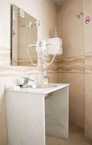 Shower, free toiletries, hair dryer, bidet - Sunnyliving (Seville)