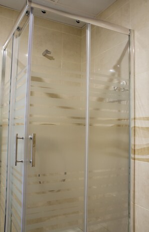 Shower, free toiletries, hair dryer, bidet - Sunnyliving (Seville)