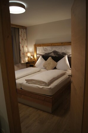 In-room safe, free WiFi, bed sheets - Echt Woods Appartements (Soell)