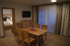 Una televisión de pantalla plana